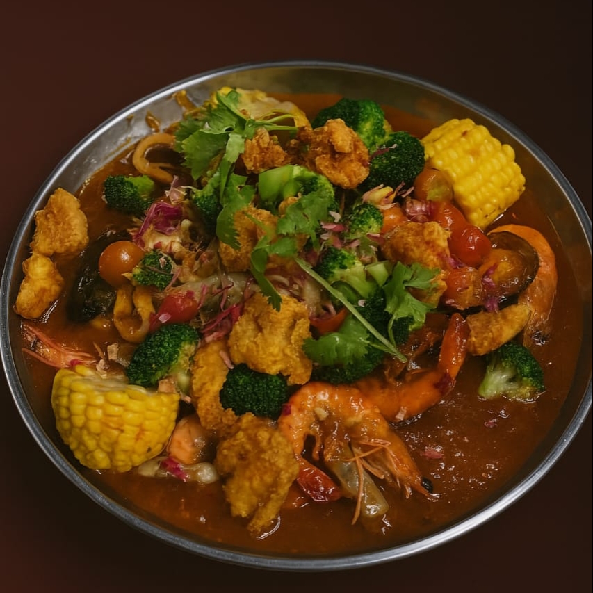 Shellout Portuguese dengan seafood segar dan nasi putih untuk 2 orang