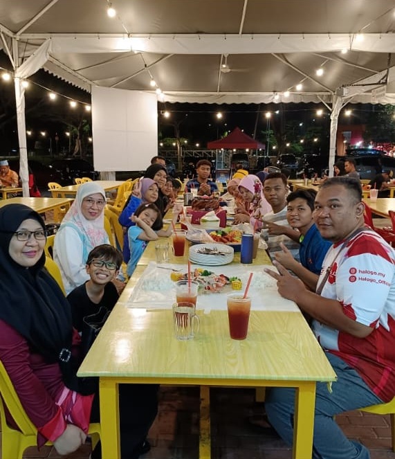 Suasana pelanggan di kedai