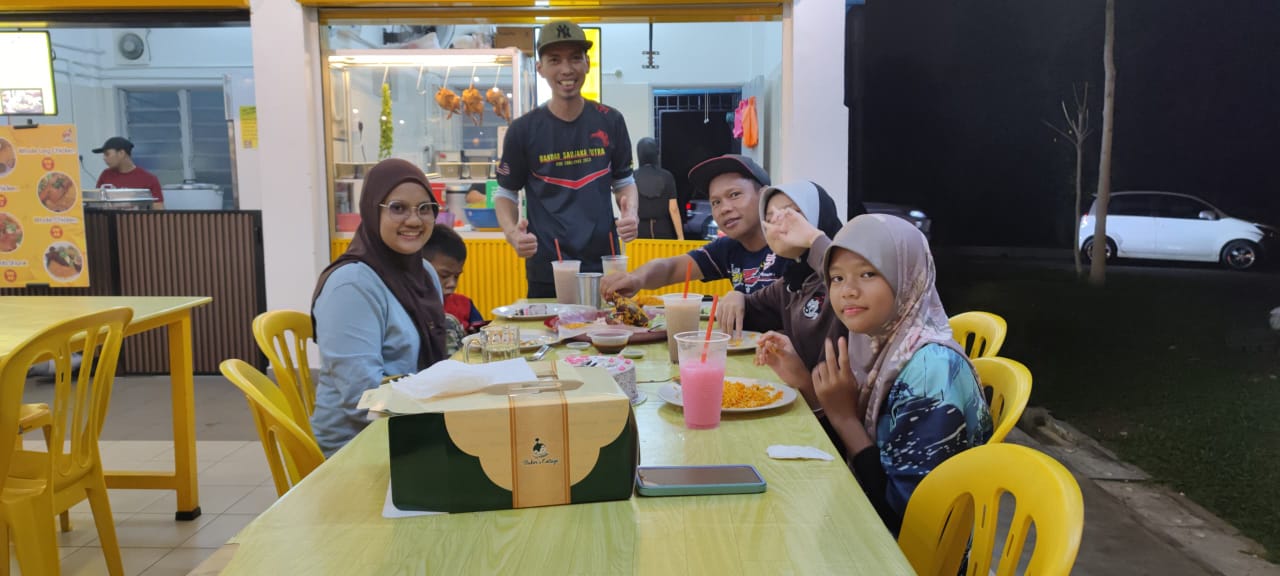 Pelanggan makan ramai-ramai di Nasi Jamba & Shellout