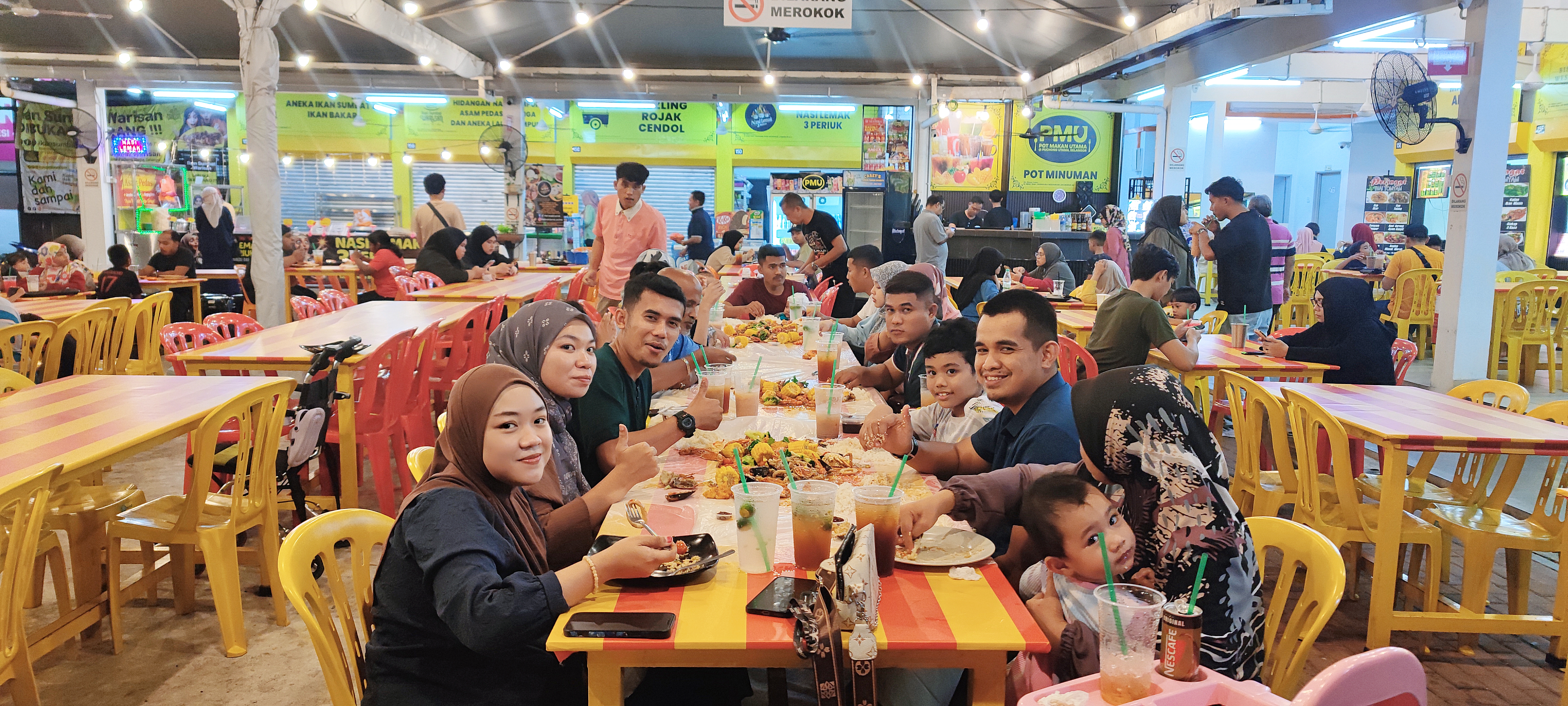Suasana restoran Nasi Jamba & Shellout di Puchong — tempat makan keluarga yang selesa